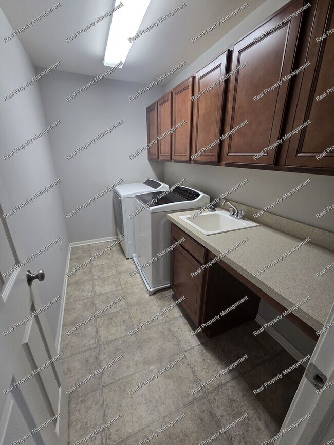 Building Photo - 3 Bedroom Townhome