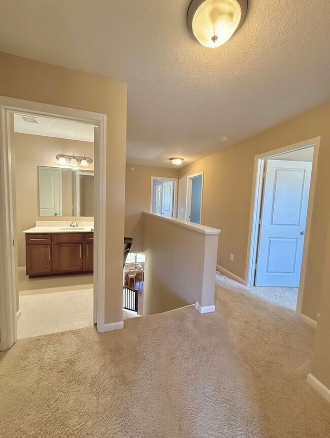 Building Photo - Rare 4 Bedroom End Unit Townhome in The Beautiful Stonemill Farms of Woodbury