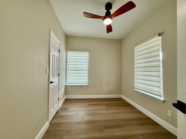 Building Photo - Modern Elegance for Rent in Prime San Anto...