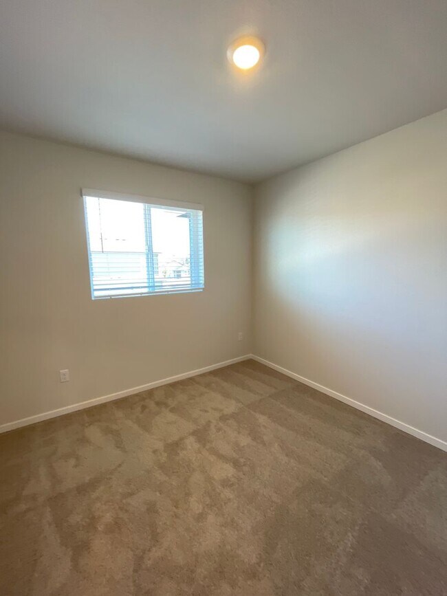 Building Photo - Town Home in NW Redmond's Canyon Ridge