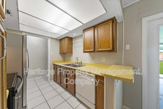 Building Photo - 7422 Stonehouse Dr