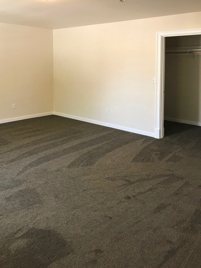 Building Photo - 1964 Main St