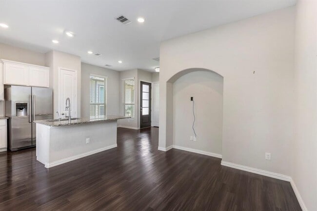 Building Photo - 5021 Lehman Oaks Dr