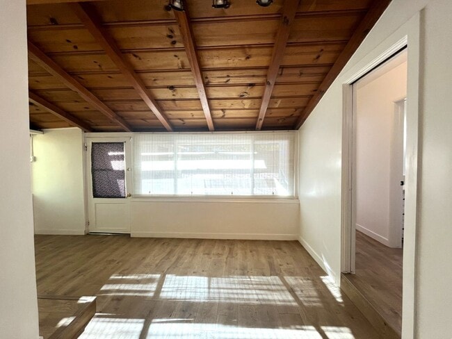 Building Photo - 3 bed, 2 bath located in Riverside!