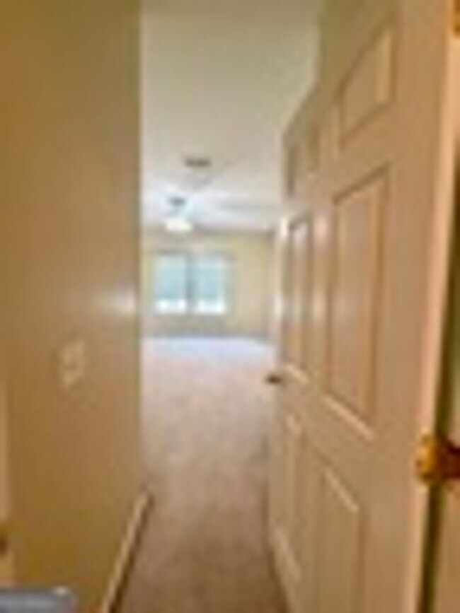 Building Photo - 200 Royal Palms Ave