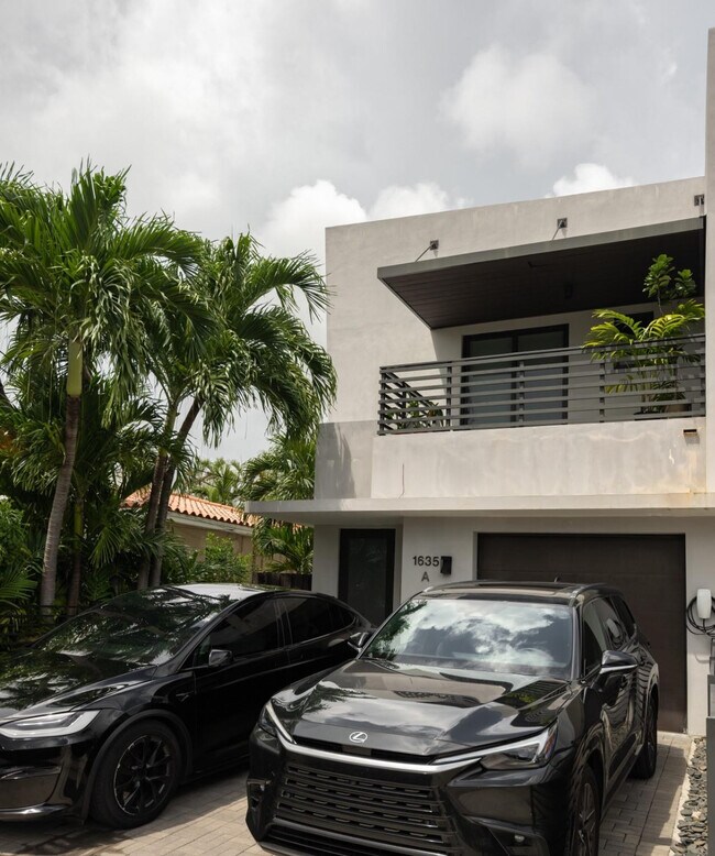 Building Photo - 1635 SW 19th Ter