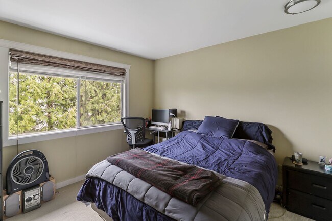 Building Photo - 2 Bed 2 Bath - Craftsman Condo - NAS Whidbey