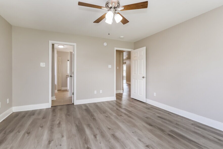 Building Photo - 18469 Sunrise Oaks Ct