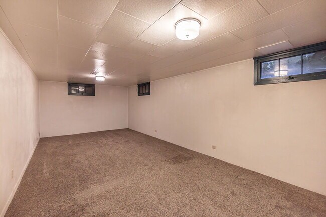 Building Photo - Spacious 3 bed 3 bath home