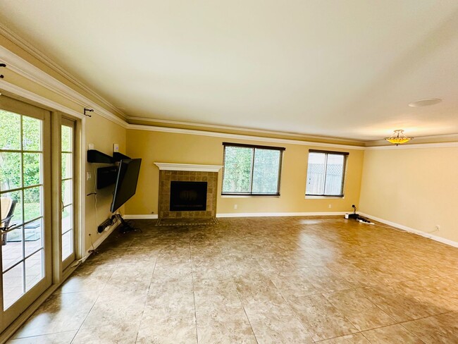 Building Photo - Spacious Townhome with Inviting Large Pati...