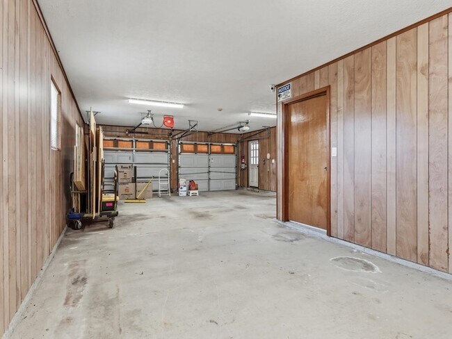 Building Photo - 6970 Ellen Ln