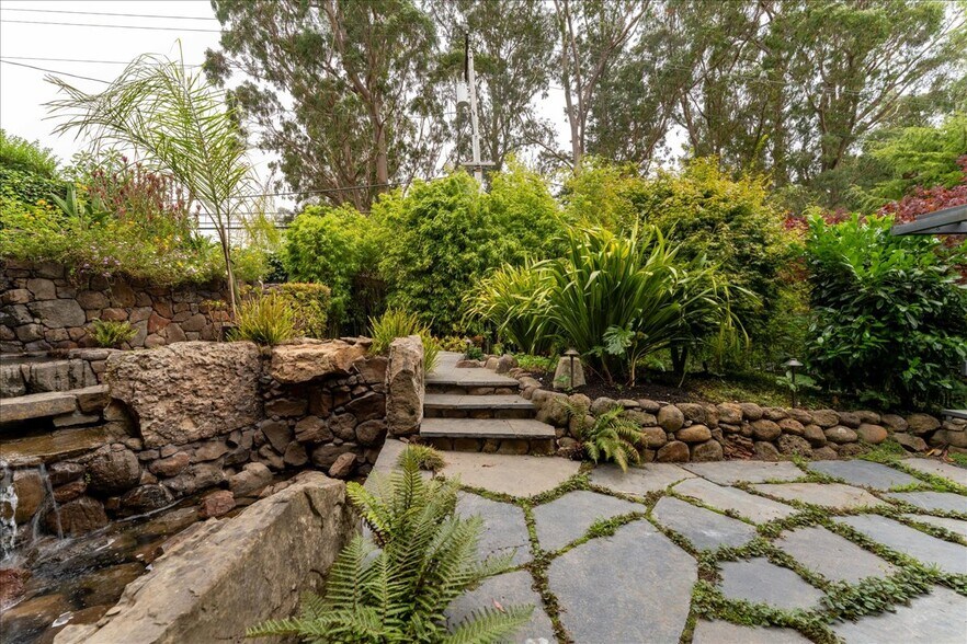 Building Photo - 473 Panoramic Hwy