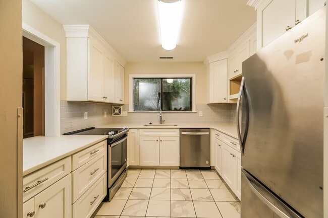 Building Photo - 3 bedroom / 2.5 bath Townhome – Spacious T...