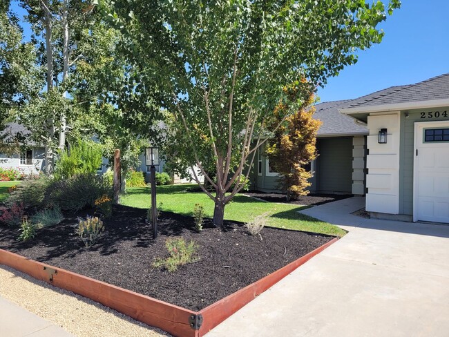 Building Photo - Stunning Home with Hot Tub with Detached O...