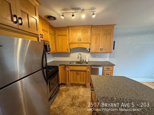 Building Photo - 2507 Bryant Ave S