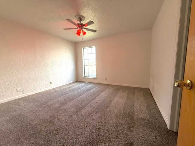 Building Photo - Chic upscale West Norman 2-bed 2.5 bath 2-...