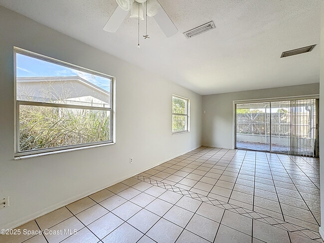 Building Photo - 1076 Coronado Dr