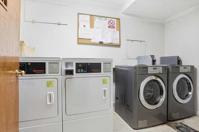 Building Photo - 209 Great Rd