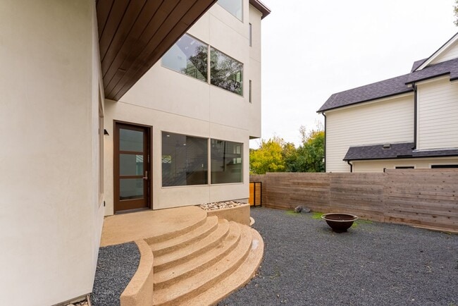 Building Photo - Gorgeous 4 bedroom, 5 bathroom House in Bouldin Creek!