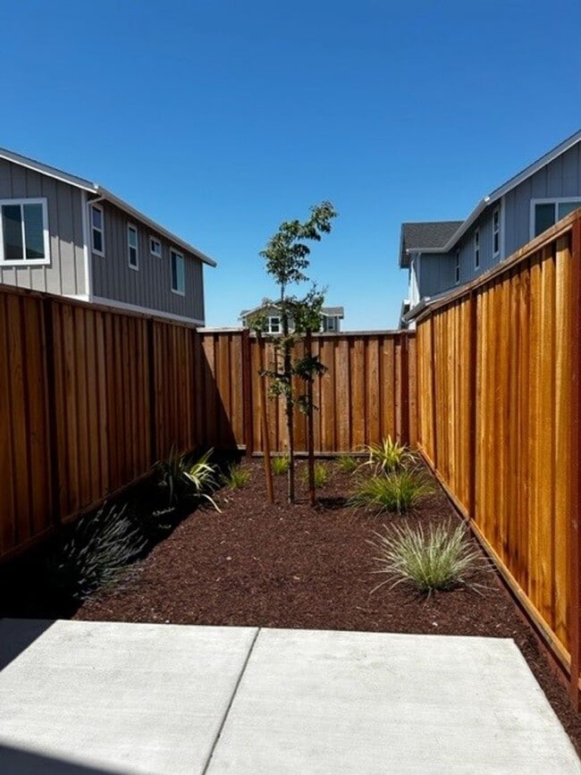 Building Photo - 1 MONTH FREE! The Vineyards at Dennis Lane Studio unit with backyard and garage