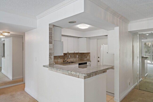 Building Photo - 630 Ocean Dr