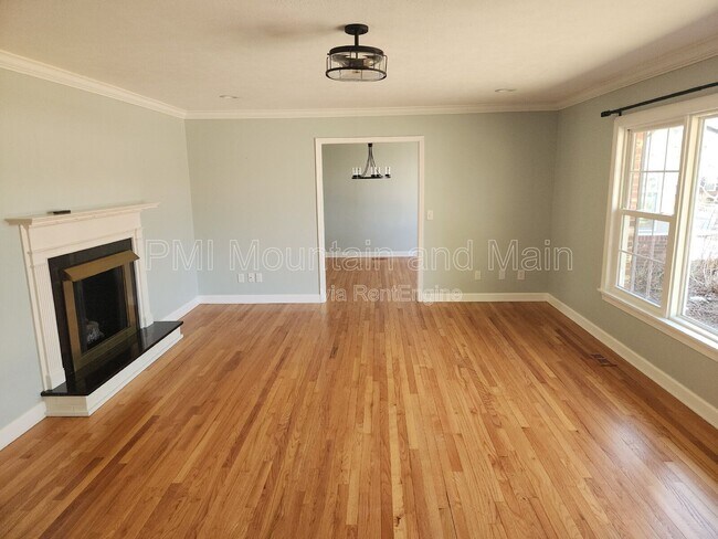 Building Photo - 1220 Woodmont Dr