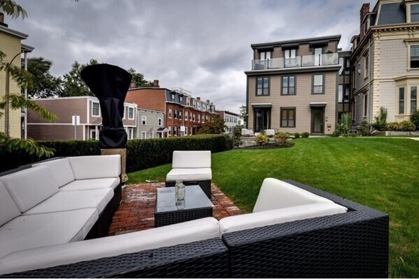 Building Photo - 928 E Broadway