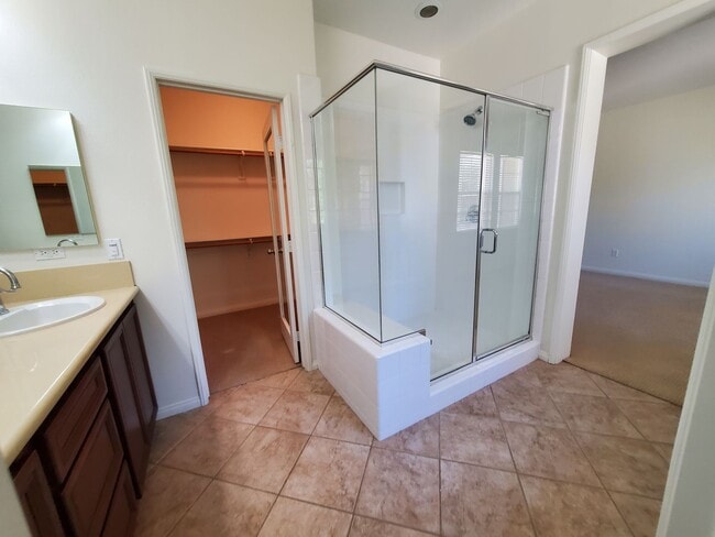 Building Photo - Spacious 4 Bedroom 3 Bath Two Story Riverp...