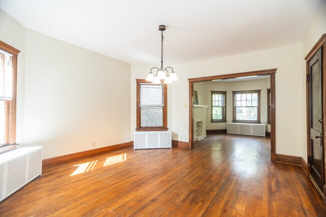 Building Photo - 1451 W Thome Ave