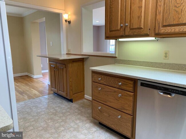 Building Photo - 1334 Mayflower Dr