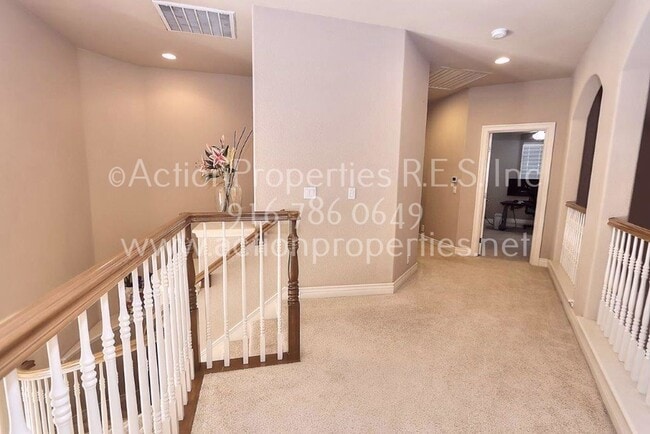 Building Photo - Granite Bay Beauty - 5 Bed, 3.5 Bath Home - Large Pool - Two Story - Lawn & Pool Service Included!