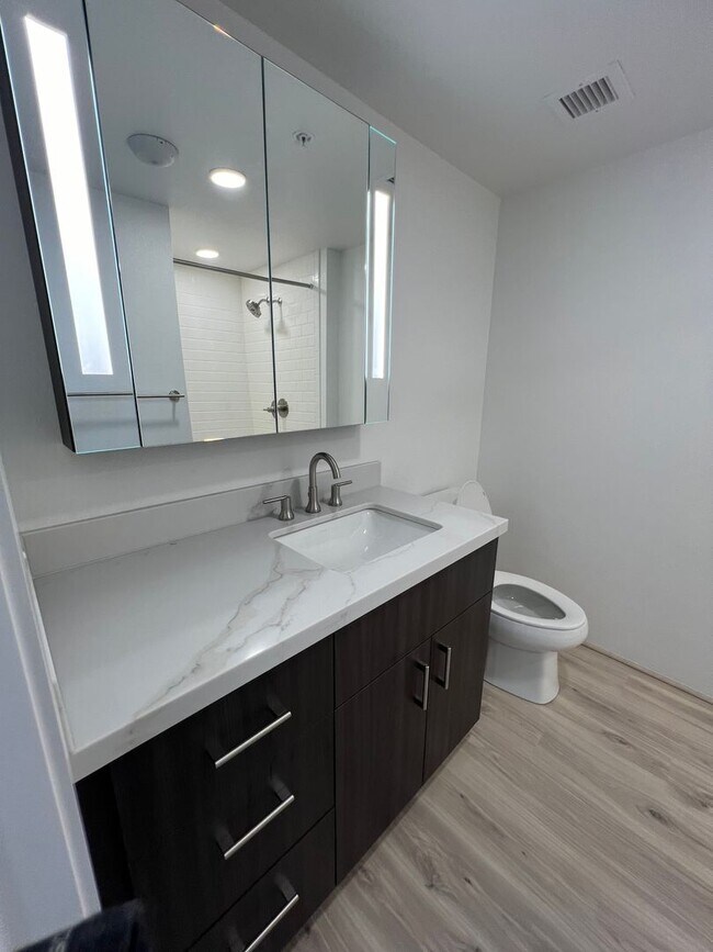 Building Photo - Brand New Kakaako Ililani Condo 2 bedroom ...