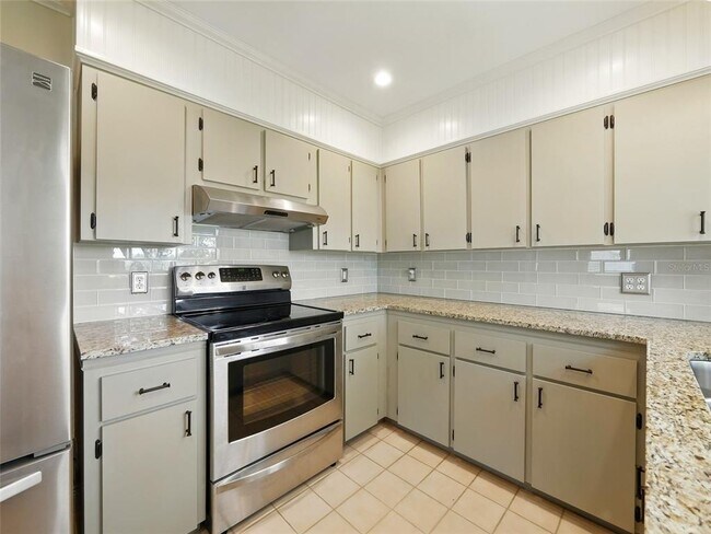 Building Photo - 1426 Crestview Dr