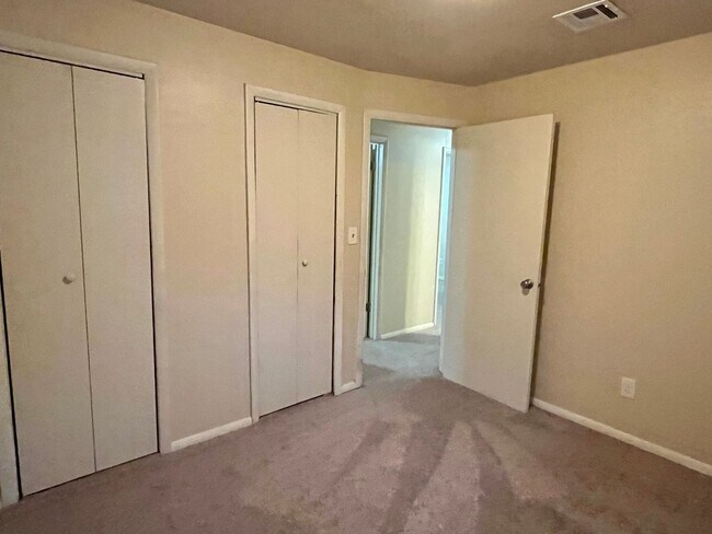 Building Photo - Charming Moore Home with Big Backyard!