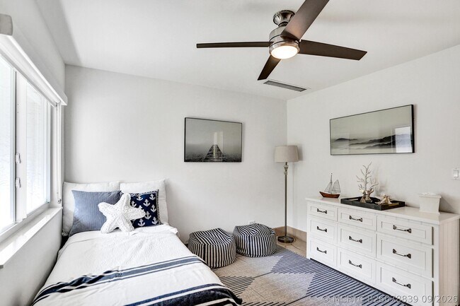 Building Photo - 1212 Hillsboro Mile