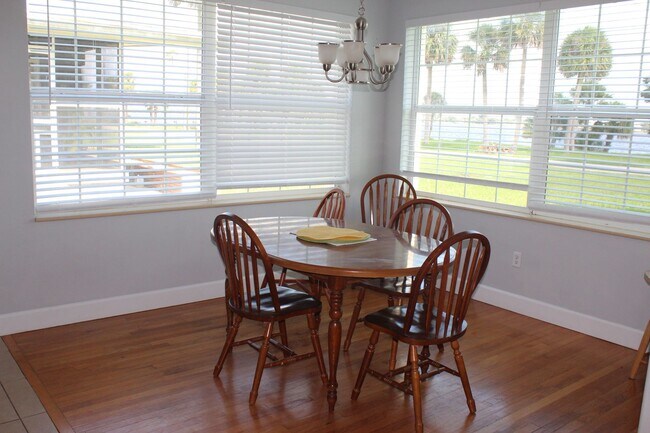 Building Photo - 3 bed 2.5 bath Riverview Home w/ Pool