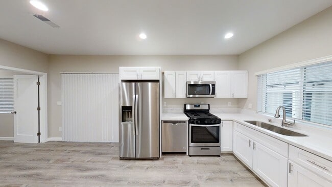 Building Photo - 4BD/2BA on Montezuma!