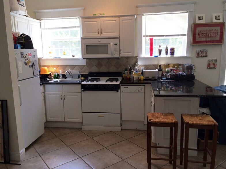 Building Photo - 4007 Prytania St