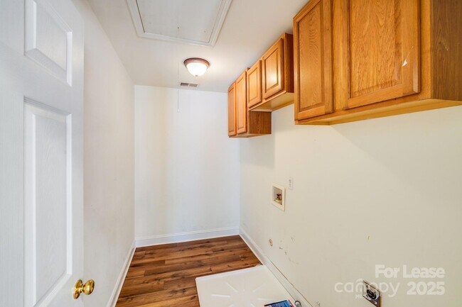Building Photo - 10243 Squires Way