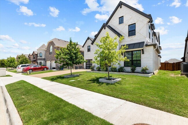 Building Photo - 721 Yarrow St