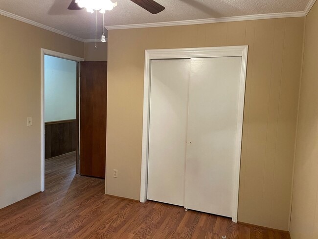 Building Photo - 3 BED, 2 BATH BRICK HOME LOCATED IN COUNTR...