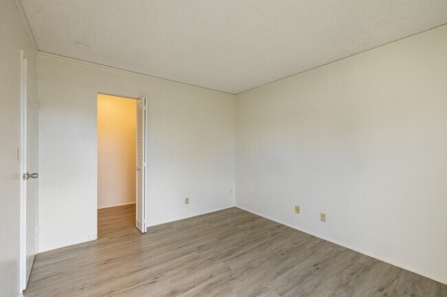 Building Photo - 2-Bedroom / 1-Bath Condo + Loft. 2 Parking Stalls. Water Included.