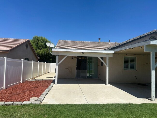 Building Photo - Single Story cul-de-sac 3Beds/2Bath Home i...