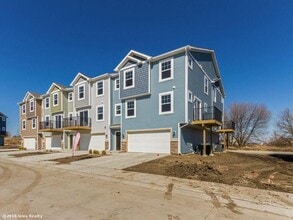 Building Photo - 2526 NW Lois Ln
