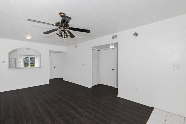Building Photo - 975 NE 34th Ave
