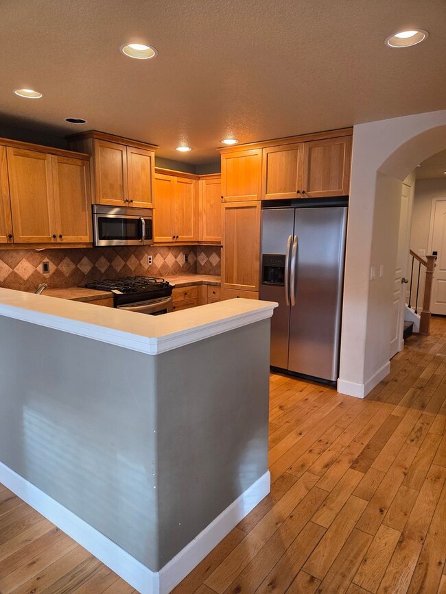 Building Photo - 2 story townhome close to trails! MOVIE IN SPECIAL