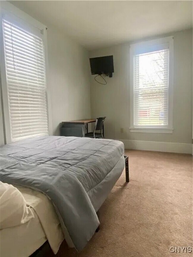 Building Photo - 10 Maple Ave