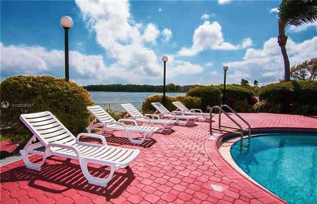 Building Photo - 2880 N Oakland Forest Dr