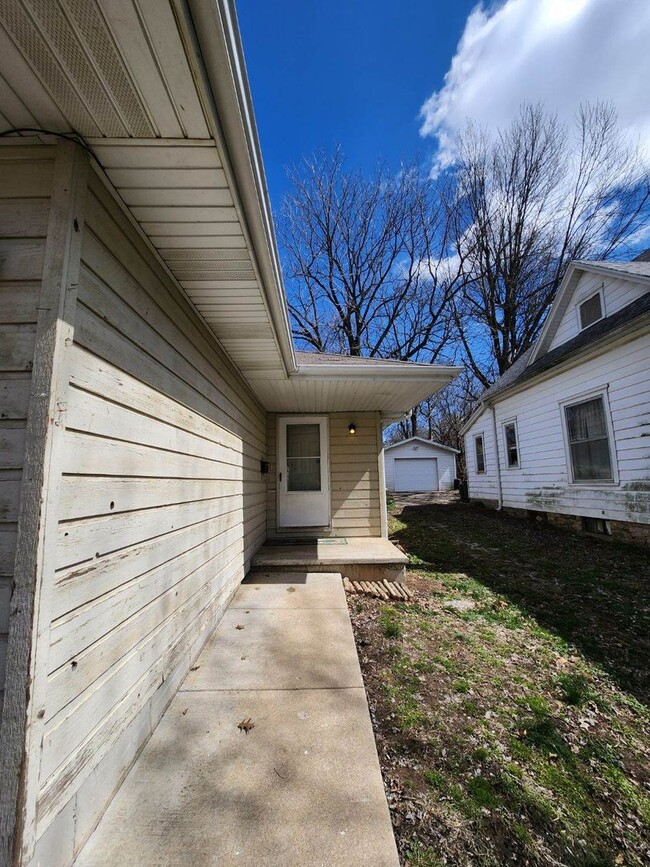 Building Photo - Great 2 bedroom 1 bath Duplex with attached garage