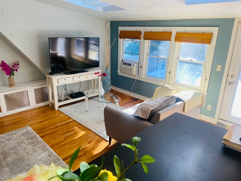 Building Photo - 16 Crooked Mile Rd